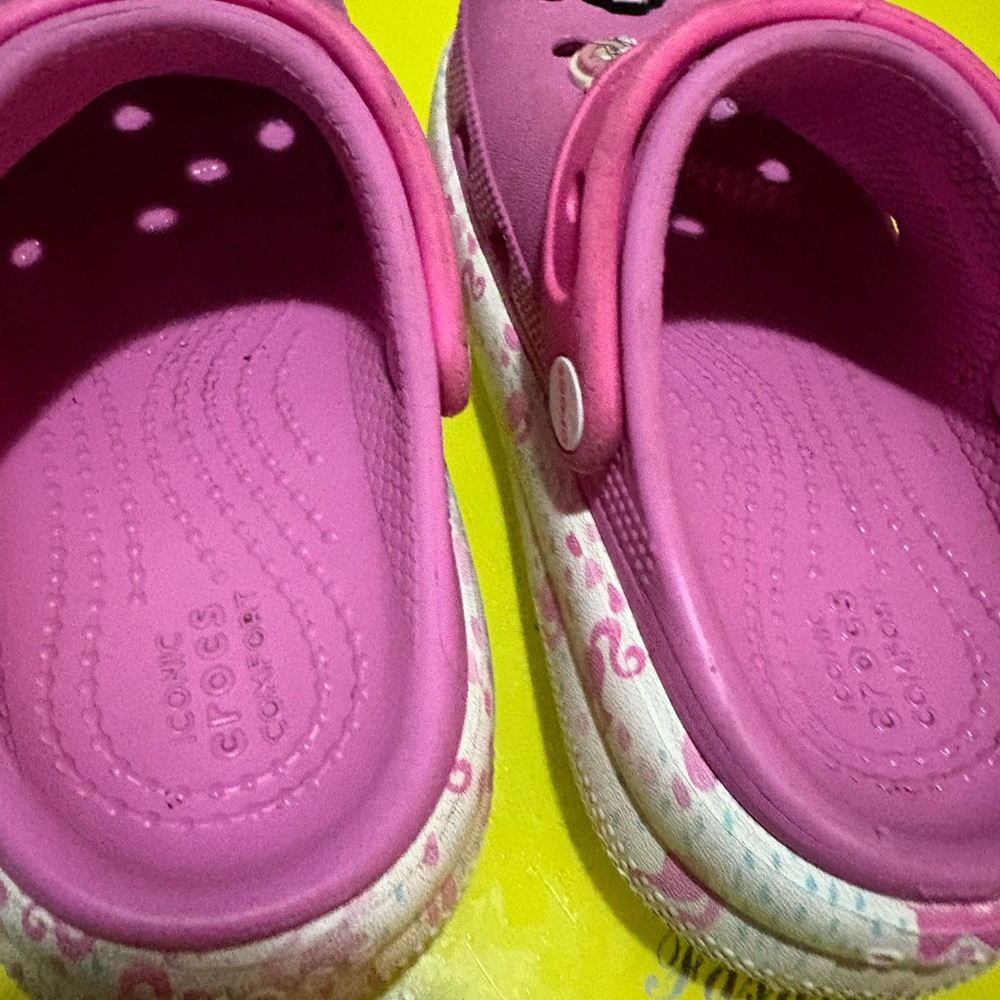 Barbie Pink Kids Crocs with Barbie Giblets - Picture 3 of 7